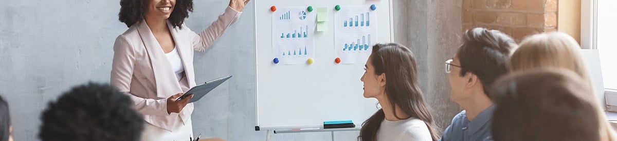 Eine Frau hält eine Präsentation bei einem Geschäftstreffen